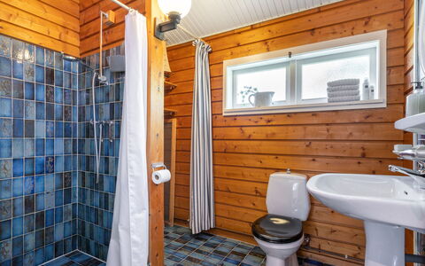 Rusthoeve 28: Plumbing Fixture, Property, Sink, Tap, Bathroom, Purple, Interior Design, Building, Window, Toilet