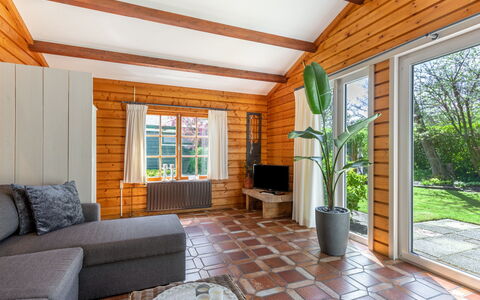 Rusthoeve 28: Plant, Property, Window, Furniture, Couch, Houseplant, Wood, Interior Design, Living Room