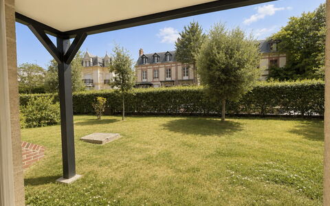 Deauville-Trouville 255: Grass, Garden, Shrub, Residential Area, Land Lot, Lawn, Home, Shade, Estate