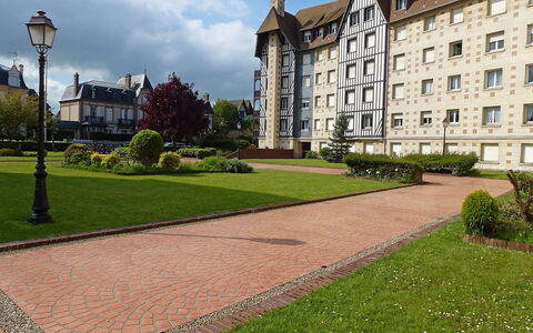 Deauville-Trouville 255: Property, Grass, Estate, Building, Human Settlement, Lawn, Residential Area, Public Space, House, Real Estate
