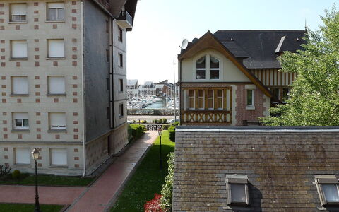 Castel Guermante: Building, Plant, Window, Property, Sky, House, Tree, Neighbourhood, Urban Design, Residential Area