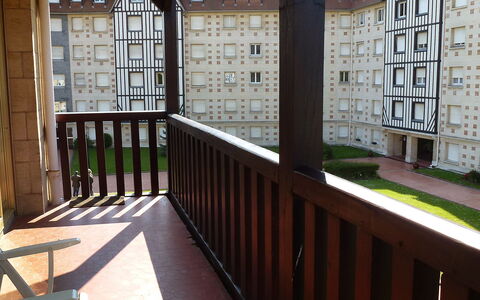 Castel Guermante: Property, Window, Wood, Interior Design, Building, Real Estate, Rectangle, Composite Material, Baluster