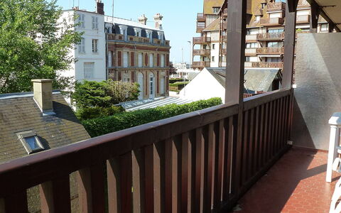 Castel Guermante: Building, Property, Sky, Window, Wood, Plant, Tree, Urban Design, Neighbourhood, Public Space