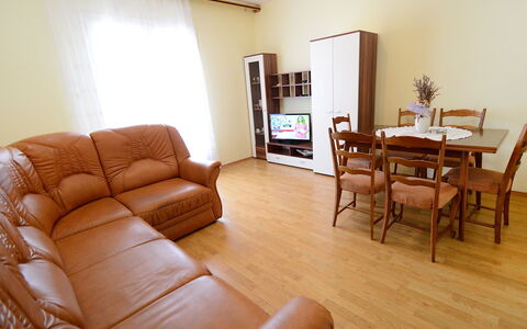 Franjo: Room, Property, Furniture, Living Room, Floor, Interior Design, Wood Flooring, Real Estate, Hardwood, Building