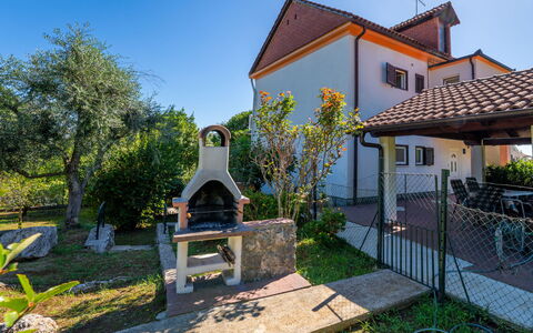 Franjo: Roof, Home, Garden, Estate, Cottage, Landscaping, Hacienda, Yard, Backyard, Villa