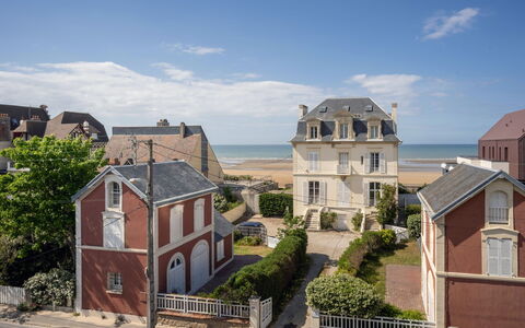 Résidence du Port: Furniture, Property, Table, Cabinetry, Chair, Wood, Building, Lighting, Countertop, Interior Design