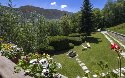 Chalet Anna: Mountainous Landforms, Mountain, Shrub, Hill, Landscape, Garden, Mountain Range, Groundcover, Spring