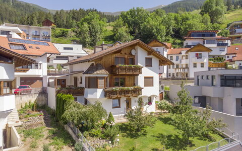 Evi: Residential Area, Neighbourhood, Mountain Village, Property, Town, Building, Human Settlement, House, Real Estate, Village