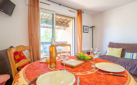 Le Weekend: Table, Furniture, Property, Tableware, Chair, Building, Tablecloth, Comfort, Textile, Interior Design