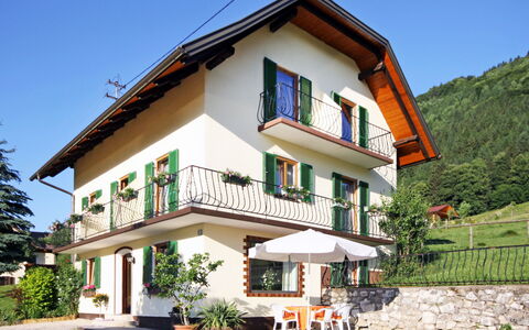 Sonnhaus: Plant, Sky, Building, Window, House, Tree, Land Lot, Urban Design, Slope, Leisure