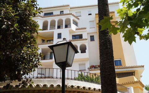 Marbella 170: Sky, Building, Window, Tree, Street Light, World, Urban Design, Neighbourhood, Residential Area, Real Estate