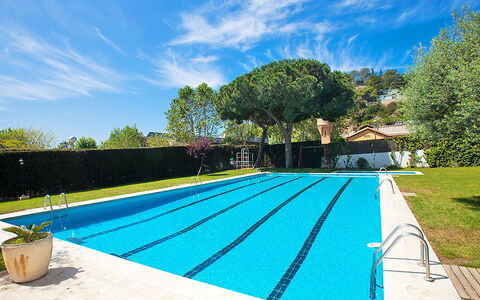 Edificio Blanqueries: Swimming Pool, Property, Blue, Leisure, Real Estate, Grass, Sky, House, Summer, Tree