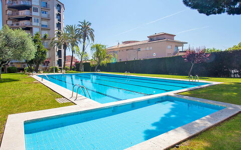 Edificio Blanqueries: Water, Plant, Sky, Daytime, Building, Swimming Pool, Azure, Tree, Shade, Rectangle