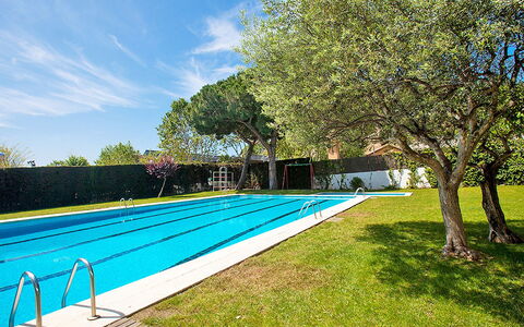 Edificio Blanqueries: Plant, Sky, Water, Cloud, Tree, Shade, Swimming Pool, Rectangle, Grass, Leisure