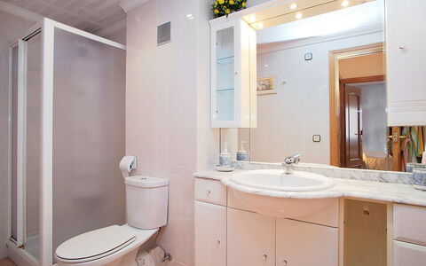 Edificio Blanqueries: Mirror, Plumbing Fixture, Tap, Sink, Bathroom Sink, Property, Bathroom Cabinet, Cabinetry, Purple, Bathroom
