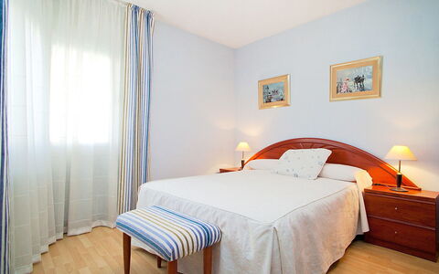 Edificio Blanqueries: Bedroom, Bed, Furniture, Room, Bed Sheet, Property, Bed Frame, Floor, Bedding, Interior Design