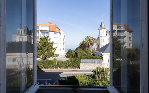 Haitze Egoa: Water, Building, Cloud, Plant, Daytime, Property, Swimming Pool, Sky, Window, Azure