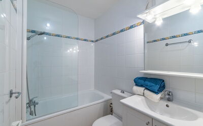 Cap Négre : Domaine de la Pinède 135.1: Shower Head, Plumbing Fixture, Property, Sink, Mirror, Tap, Bathtub, Bathroom, Blue, Shower