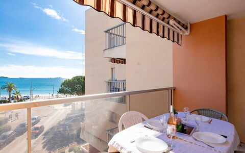 Fréjus 110: Table, Furniture, Property, Azure, Building, Chair, Interior Design, Lighting, Orange, Yellow