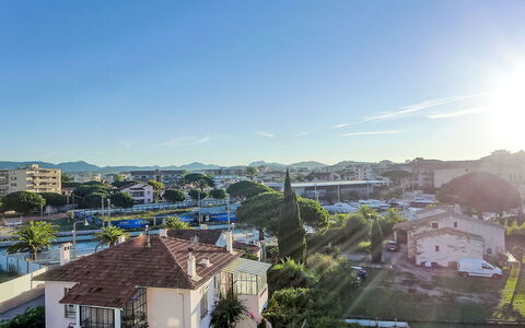 Le Drakar: Sky, Blue, Daytime, Residential Area, Town, Home, Roof, Apartment, Suburb
