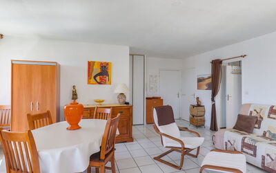 Accommodation:&nbsp;Bleu Marine 505.5