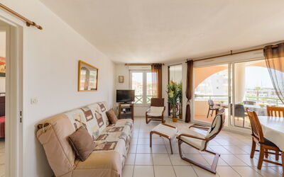 Accommodation:&nbsp;Bleu Marine 505.5