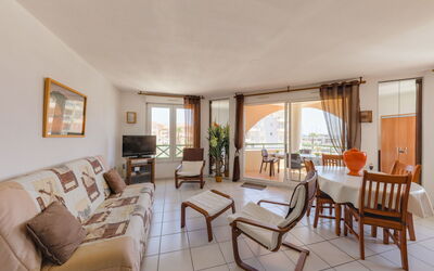 Accommodation:&nbsp;Bleu Marine 505.5