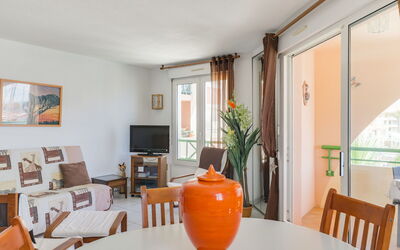 Accommodation:&nbsp;Bleu Marine 505.5