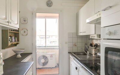 Accommodation:&nbsp;Bleu Marine 505.6
