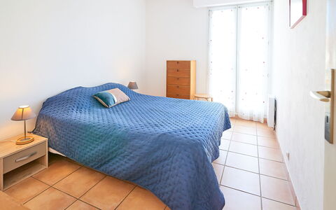 Cap Hermes: Bed, Bedroom, Flooring, Floor, Interior Design, Bed Sheet, Wood, Bedding, Furniture, Room