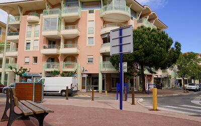 Fréjus 580: Building, Sky, Property, Window, Urban Design, Architecture, Tree, Car, Neighbourhood, Residential Area