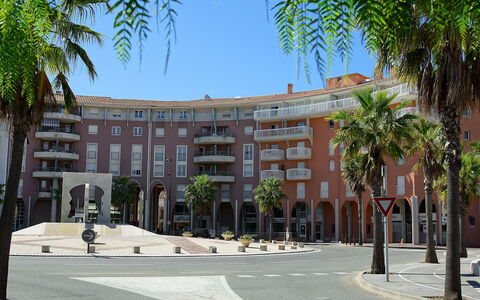 Résidence Aigue Marine: Sky, Building, Property, Plant, Tree, Architecture, Urban Design, Arecales, Condominium, Woody Plant