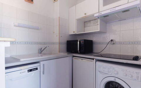 Résidence Aigue Marine: Cabinetry, Laundry Room, Property, Kitchen Sink, Sink, White, Clothes Dryer, Building, Kitchen Stove, Kitchen