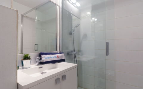 Résidence Aigue Marine: Mirror, Sink, Tap, Plumbing Fixture, Building, Bathroom, Bathroom Sink, Interior Design, Floor