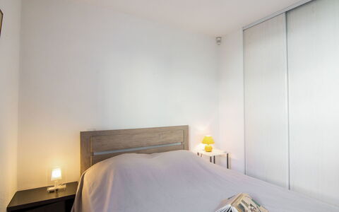 Saint-Raphaël 132: Bedroom, Room, Bed, Property, Furniture, Bed Sheet, Interior Design, Bed Frame, Wall, Bedding