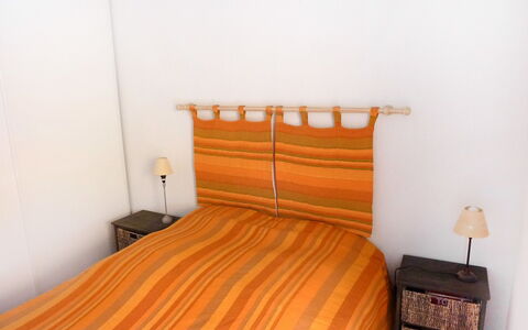 Résidence les Jardins D'Eden: Bedroom, Furniture, Orange, Room, Bed, Bed Sheet, Property, Bed Frame, Bedding, Floor