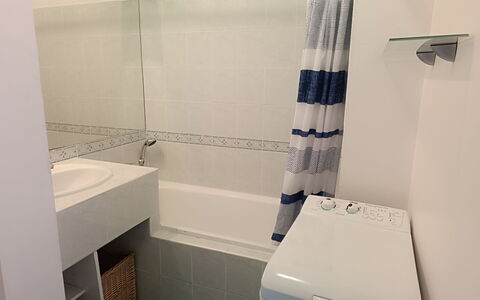 Résidence les Jardins D'Eden: Flooring, Plumbing Fixture, Interior Design, Bathroom, Floor, Plumbing, Room, Tap, Tile, Bathroom Sink