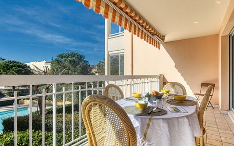 Résidence les Jardins D'Eden: Table, Furniture, Property, Plant, Building, Sky, Chair, Wood, Lighting, Interior Design