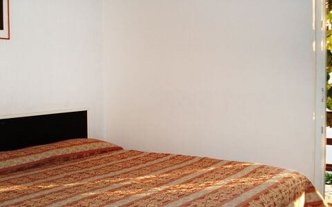 Novi: Bed, Bedroom, Bed Sheet, Room, Furniture, Property, Bedding, Bed Frame, Wall, Floor