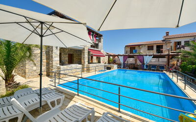 Vir 113: Water, Plant, Window, Swimming Pool, Building, Azure, Chair, Shade, Outdoor Furniture, Tree