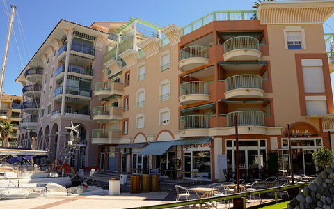 Résidence les Cariatides: Building, Residential Area, Property, Mixed-Use, Apartment, Neighbourhood, Condominium, Real Estate, Architecture, Town