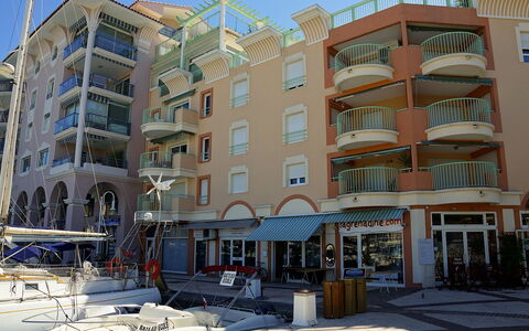 Résidence les Cariatides: Building, Property, Mixed-Use, Apartment, Residential Area, Real Estate, Neighbourhood, Condominium, Architecture, Town