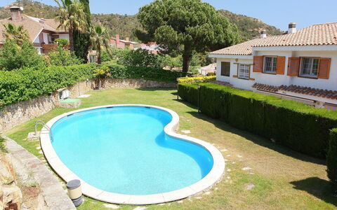 Zen: Property, Swimming Pool, House, Real Estate, Building, Villa, Estate, Grass, Leisure, Vacation