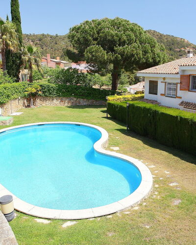 Zen: Property, Swimming Pool, House, Real Estate, Building, Villa, Estate, Grass, Leisure, Vacation