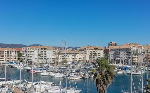 Fréjus 560: Water, Boat, Sky, Building, Watercraft, Blue, Azure, Body Of Water, Lake, Dock