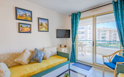 L'Open 560.1: Property, Furniture, Blue, Picture Frame, Window, Comfort, Textile, Interior Design, Living Room, Floor