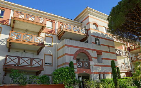 Fréjus 565: Plant, Sky, Building, Window, Residential Area, Real Estate, Facade, Leisure, Tree, Urban Design