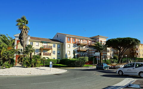 Fréjus 565: Sky, Building, Plant, Property, Wheel, Window, Vehicle, Tree, Road Surface
