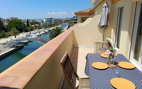 Fréjus 565: Apartment, Shade, Balcony, Resort, Marina, Condominium, Hotel, Varnish, Boat