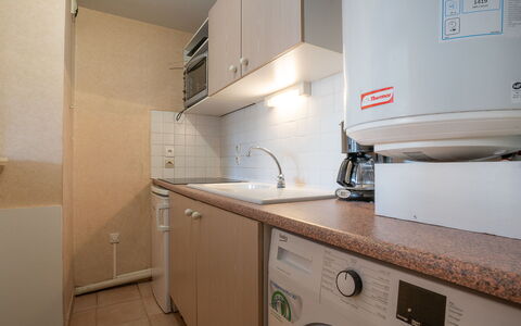 Fréjus 565: Cabinetry, Kitchen Sink, Sink, Property, Tap, Countertop, Building, Plumbing Fixture, Laundry Room, Kitchen